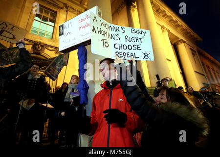 Eine pro-life-Spoiler (Mitte) ist von der Bühne während der Protestkundgebung in Dublin begleitet, als Teilnehmer an einem Marsch durch die Stadt fordern die Aufhebung der 8. Änderung der irischen Verfassung nehmen. Stockfoto