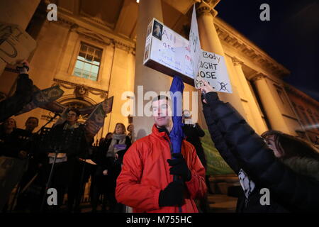 Eine pro-life-Spoiler (Mitte) seine Weise auf einer Bühne macht während der Protestkundgebung in Dublin, als Teilnehmer an einem Marsch durch die Stadt fordern die Aufhebung der 8. Änderung der irischen Verfassung. Stockfoto