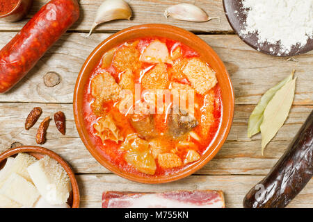 Spanisch callos und Zutaten auf einem Holztisch Stockfoto