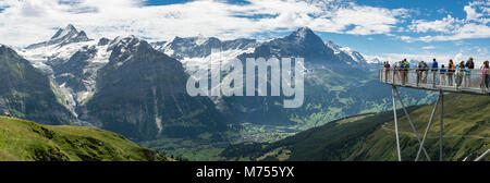 GRINDELWALD, SCHWEIZ - JULI, 2017 - schöne Aussicht auf die Berner Alpen von der Aussichtsplattform am Ende von "cliffwalk" in Grindelwald First, Schweiz Stockfoto