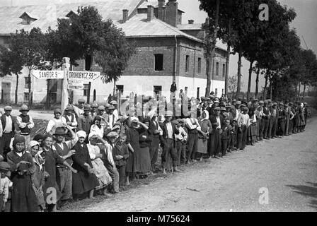 1939 die Einheimischen säumen die Straßen in der Nähe von Sambor in Polen und beobachten die deutsche Invasion im 2. Weltkrieg 1939. Sambor ist jetzt Ukrainisch Stockfoto