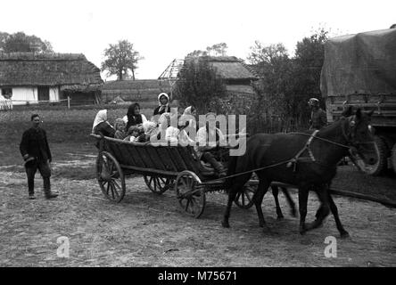 1939 WW2 deutscher Soldaten und der lokalen Bevölkerung, Lviv/Lemberg Stockfoto