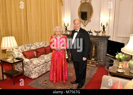 Die Queen Elizabeth II und der Aga Khan im Oak Room im Windsor Castle, bevor Sie hosts ein privates Abendessen zu Ehren des diamantenen Jubiläum seiner Führung als Imam der Schiiten Ismaili muslimischen Gemeinschaft. Stockfoto