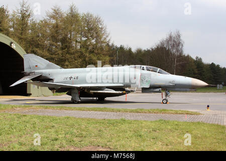 Eine Luftwaffe F-4F, außerhalb ist es Tierheim in Wittmund Airbase, Heimat des JG-71, der letzten Deutschen Phantom. Stockfoto