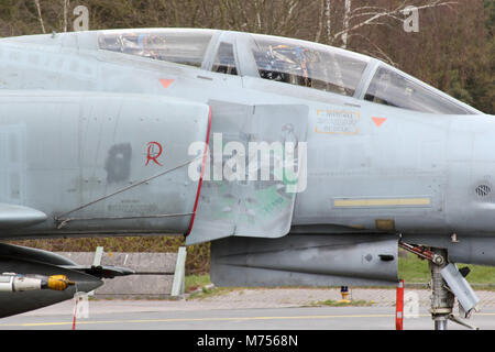 Eine Luftwaffe F-4F, außerhalb ist es Tierheim in Wittmund Airbase, Heimat des JG-71, der letzten Deutschen Phantom. Stockfoto