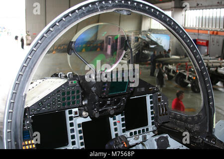 Cockpit, Instrumententafel und HUD der RAF Eurofighter Typhoon schnell Jet in einem Hangar an RAF Coningsby, Lincolnshire, Großbritannien. Stockfoto