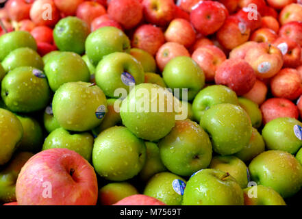 RAYONG, THAILAND - 27.Juni: Der Import grüne und rote Äpfel in Billig Street Market Foto unter der rote Regenschirm Beleuchtung May 27,2016 in Rayong, Thailand Stockfoto