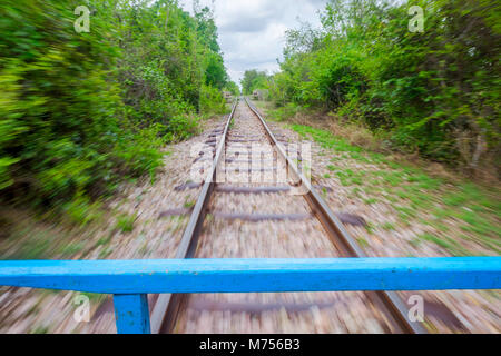 Reiten die Bambus Eisenbahn in Battambang, Kambodscha. Motion picture Stockfoto