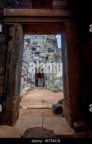 Blick durch die Tür auf die Pagode des Wat Banan alten Khmer Zivilisation Tempel, Kambodscha Stockfoto
