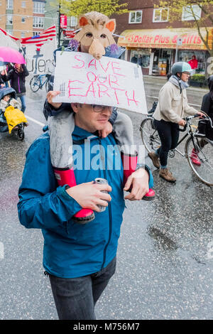 Mann und Kind am Earth Day Parade und Festival, Vancouver, British Columbia, Kanada Stockfoto