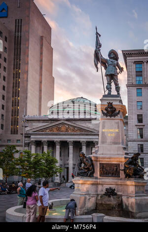Maisonneuve Denkmal am Place d'Armes. Statue von Paul Chomedey de Maisonneuve der Gründer von Montreal, Mai 17., 1642. Montreal-Canada Stockfoto