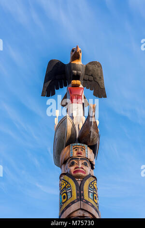 55-Fuß-Totem Pole von Haida master Artist und erbliche Chief geschnitzt, 7 idansuu, (Edenshaw) aka James Hart. Die Versöhnung der Pole ist ein 800-Jahr-o Stockfoto