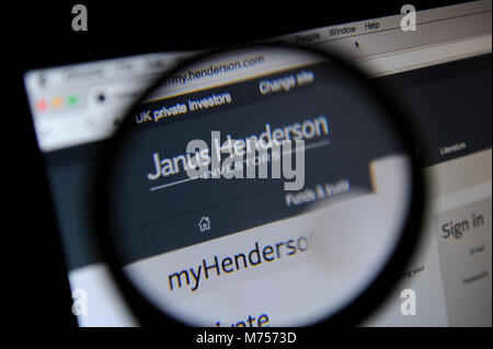 Die Janus Henderson website ist durch ein Vergrößerungsglas betrachtet. Janus Henderson gegründet im Jahr 2017, wenn Janus Capital Group und Henderson Global Investors Stockfoto