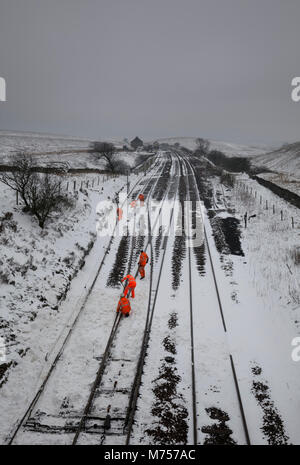 04/03/2018 Blea Moor (nördlich von ribblehead) Network Rail Wartung Team clearing Schnee von den Punkten hatte es keine Züge seit dem 28. Februar, Stockfoto