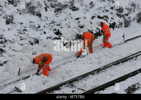 04/03/2018 Blea Moor (nördlich von ribblehead) Network Rail Wartung Team clearing Schnee von den Punkten hatte es keine Züge seit dem 28. Februar, Stockfoto