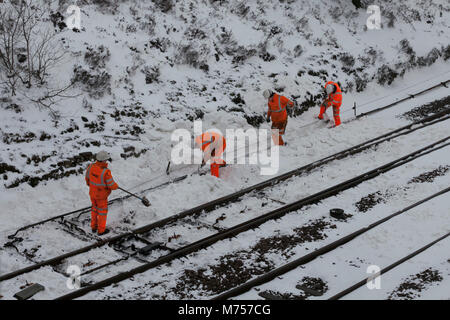 04/03/2018 Blea Moor (nördlich von ribblehead) Network Rail Wartung Team clearing Schnee von den Punkten hatte es keine Züge seit dem 28. Februar, Stockfoto