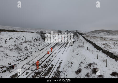 04/03/2018 Blea Moor (nördlich von ribblehead) Network Rail Wartung Team clearing Schnee von den Punkten hatte es keine Züge seit dem 28. Februar, Stockfoto