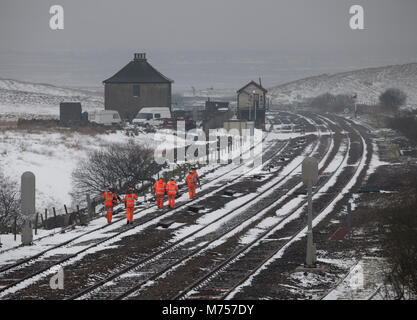 04/03/2018 Blea Moor (nördlich von ribblehead) Network Rail Wartung Team verlassen nach dem Löschen von Schnee von den Punkten. Stockfoto