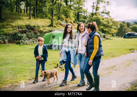 Familie verlassen den Campingplatz sie bleiben für eine Wanderung mit dem Hund zu gehen. Stockfoto