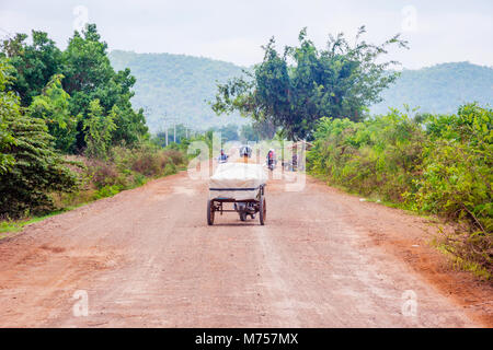 In Battambang, Kambodscha - 2. APRIL: Motorrad auf lokalen Feldweg in kambodschanischen Landschaft. April 2017 Stockfoto