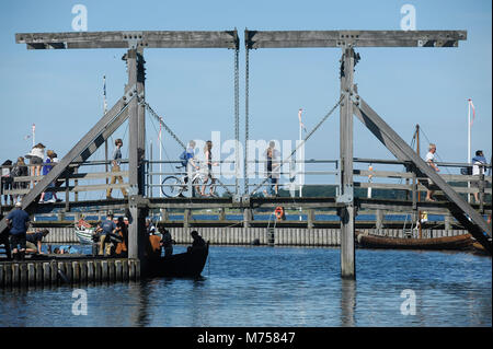 Hölzerne zugbrücke zwischen Museumsøen (Museumsinsel) und Vikingeskibsmuseet (Viking Ship Museum). Roskilde, Dänemark. August 9 2015 © wojciech Strozy Stockfoto