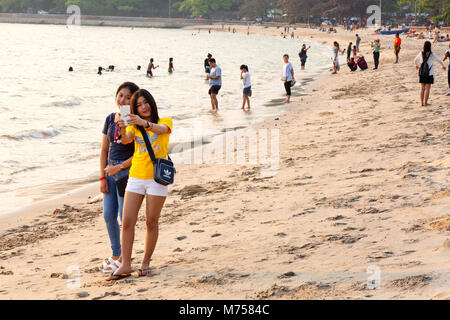 Kambodscha Strand - Touristen eine selfie Foto auf Kep Strand, Kampot Province, Kambodscha Asien Stockfoto