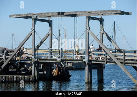 Hölzerne zugbrücke zwischen Museumsøen (Museumsinsel) und Vikingeskibsmuseet (Viking Ship Museum). Roskilde, Dänemark. August 9 2015 © wojciech Strozy Stockfoto