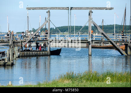 Hölzerne zugbrücke zwischen Museumsøen (Museumsinsel) und Vikingeskibsmuseet (Viking Ship Museum). Roskilde, Dänemark. August 9 2015 © wojciech Strozy Stockfoto