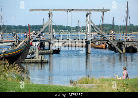 Hölzerne zugbrücke zwischen Museumsøen (Museumsinsel) und Vikingeskibsmuseet (Viking Ship Museum). Roskilde, Dänemark. August 9 2015 © wojciech Strozy Stockfoto