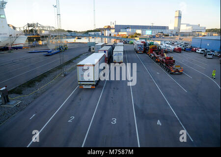 Lkw warten die cruiseferry MS Stena Vision auf Karlskrona-Gdynia (Polen) - Ystad in Karlskrona Stena Line Fähre nach in Karlskrona eingeben Stockfoto