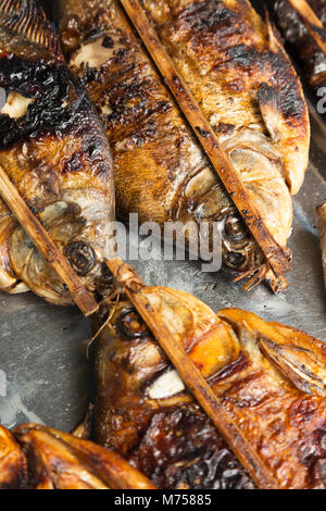 Gegrillter Fisch zum Verkauf auf einem Marktstand, Kep Crab Markt, Kampot, Kep, Kambodscha Asien Stockfoto