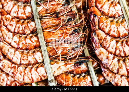 Kep Krabbe - Nahaufnahme der gegrillten Garnelen oder Shrimps, auf Verkauf in einem Marktstand, Kep Crab Markt, Kep, Kambodscha, Asien Stockfoto