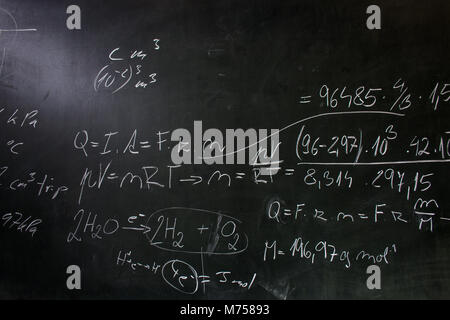 Blackboard/Stationsübersicht während der Klasse Math vor der (Farbe getonte Bild) Stockfoto