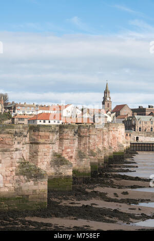 Berwick Brücke, Grad I 17. Jahrhundert steinerne Brücke über den Fluss Tweed, Berwick upon Tweed, Northumberland, England, UK aufgeführt Stockfoto