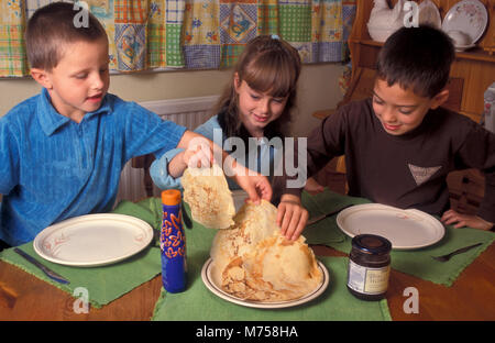 Drei Kinder genießen Pfannkuchen Tag Stockfoto