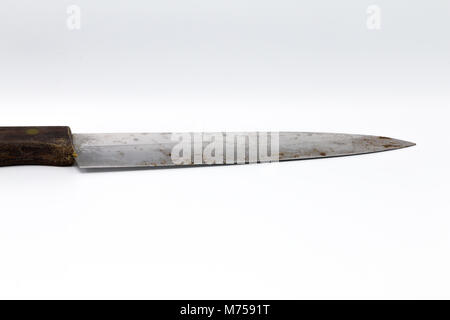 Messer aus Holz und Aluminium auf weißem Hintergrund. Kopieren Sie Raum und Auswahl konzentrieren. Stockfoto