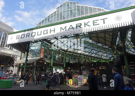 Blick auf dem Schild über dem Eingang zum Borough Market in London, Großbritannien Stockfoto