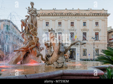 Der Brunnen von Diana, in der Mitte der Piazza Archimede, kurz nach Sonnenuntergang. in Syrakus, Sizilien, Italien Stockfoto