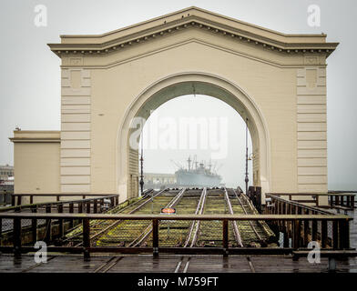 Pier 35 Fähre Arch framing SS Jeremiah O'Brien - eine funktionierende aus der Zeit des Zweiten Weltkriegs marineschiff als lebendes Museum für die Liberty Klasse von Schiffen dienen Stockfoto