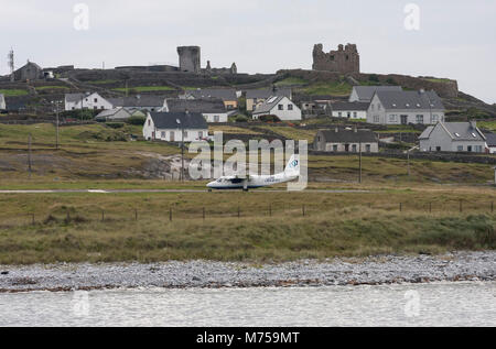 Aer Arann Flugzeug bereit für Take-off auf Inis Oirr Flugplatz auf der Insel Inisheer, County Galway, Irland. Stockfoto