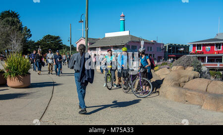 Monterey, CA - 17. Februar 2018. Nicht identifizierte Personen genießen Sie Downtown Monterey und Wharf 1 an einem sonnigen Morgen im weekened. Stockfoto