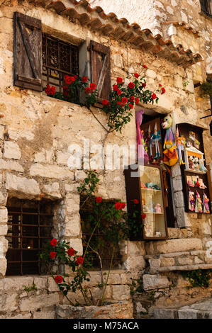 Eze, alten Straßen sind sehr schön und romantisch, mit Blumen dekoriert Stockfoto