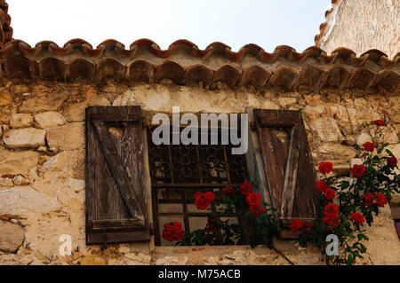 Eze, alten Straßen sind sehr schön und romantisch, mit Blumen dekoriert Stockfoto