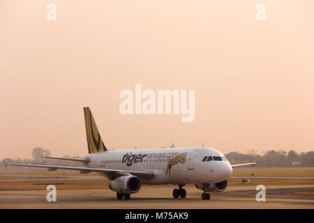 Chiang Mai, Thailand - Januar 16, 2020: Low Cost Airline tiger Luftweg auf der Start- und Landebahn und der Abreise in den Sonnenuntergang auf dem Flughafen von Chiang Mai bereit Stockfoto