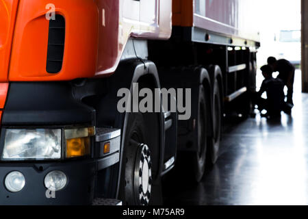 Automechaniker Check-LKW in der Garage, selektiven Fokus Stockfoto