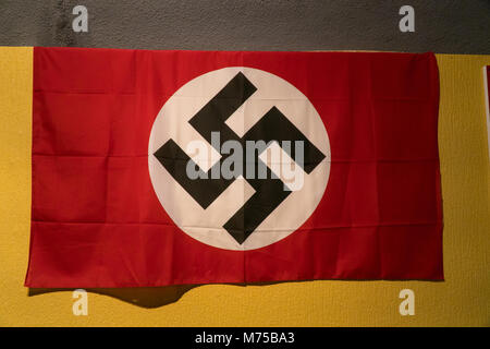 Nazi Flag auf der Anzeige innerhalb der Jersey War Tunnels, Jersey, Channel Islands Stockfoto