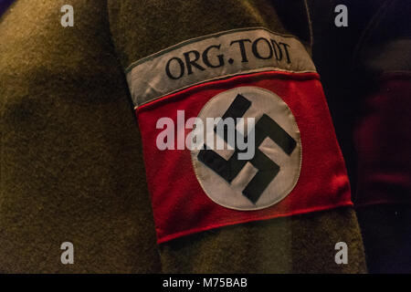 Ns-Hakenkreuz Armbinde, die Organisation Todt auf Anzeige an Krieg Tunnel, Jersey, Channel Islands Stockfoto