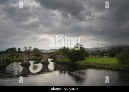 Alte Stirling Bridge (zusammen 15. bis 16. Jahrhundert, ist heute eines der besten mittelalterlichen gemauerte Bogenbrücken in Schottland), mit der Abtei Craig ein Stockfoto