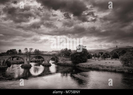 Alte Stirling Bridge (zusammen 15. bis 16. Jahrhundert, ist heute eines der besten mittelalterlichen gemauerte Bogenbrücken in Schottland), mit der Abtei Craig ein Stockfoto