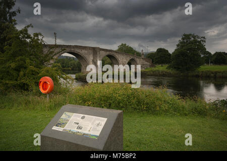 Alte Stirling Bridge (zusammen 15. bis 16. Jahrhundert, ist heute eines der besten mittelalterlichen gemauerte Bogenbrücken in Schottland), mit der Abtei Craig ein Stockfoto